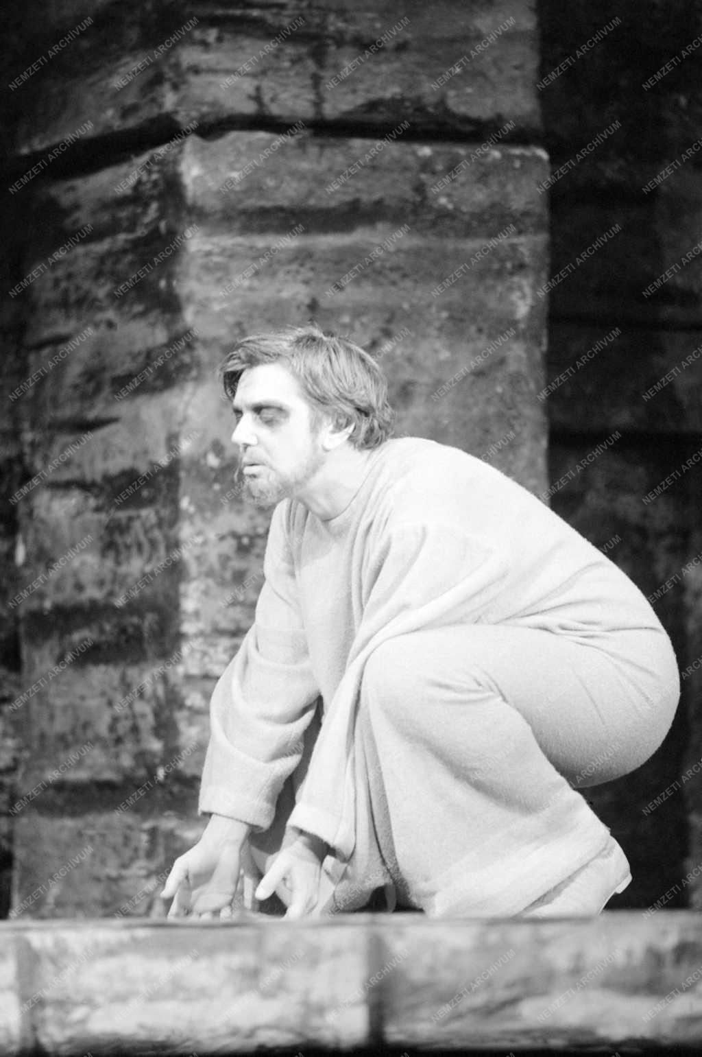 A Madách Színház november 20-án mutatja be Szophoklész: Oidipusz király című drámáját.