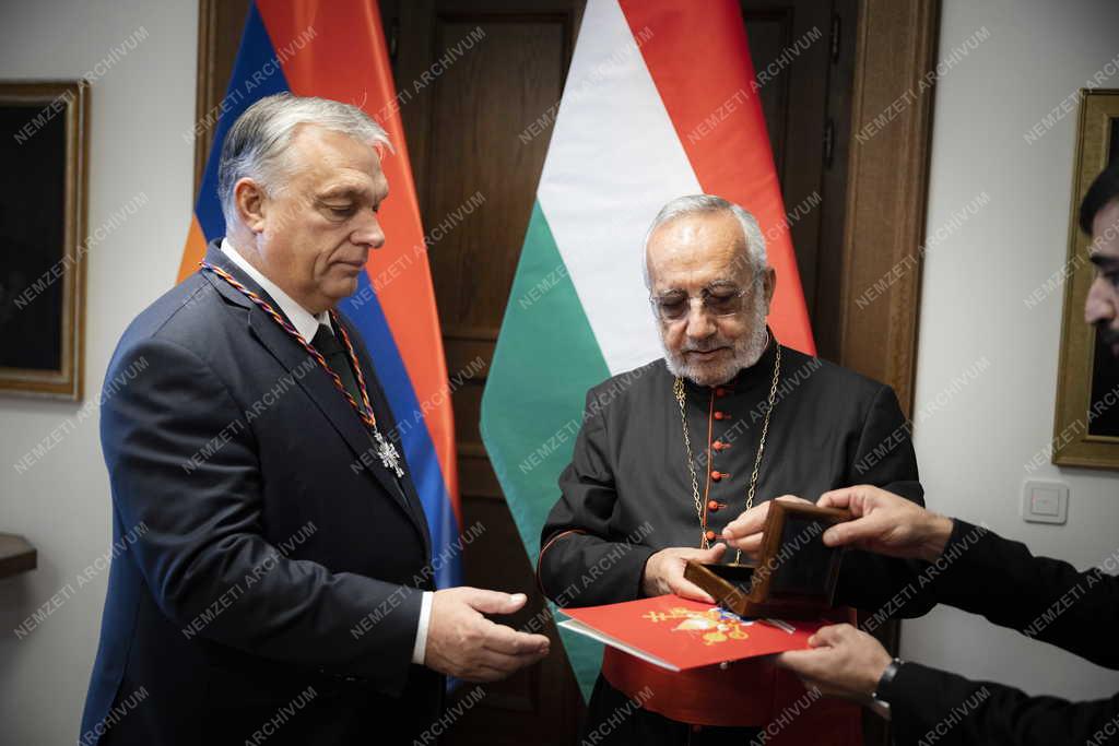 Az örmény katolikus egyház vezetője kitüntette Orbán Viktort