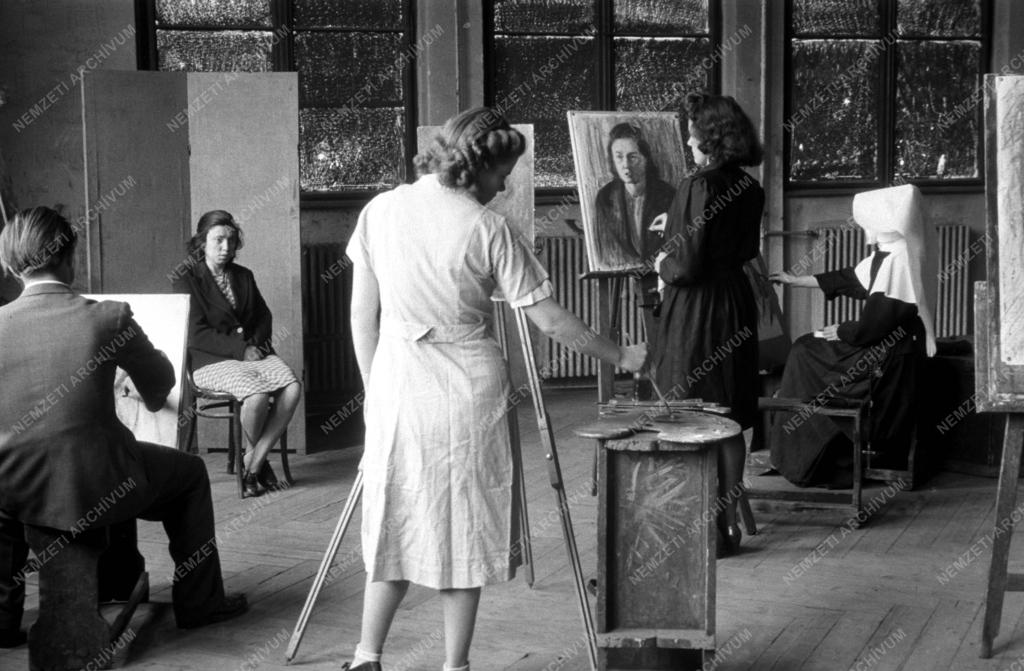 Oktatás - Képzőművészeti Főiskola