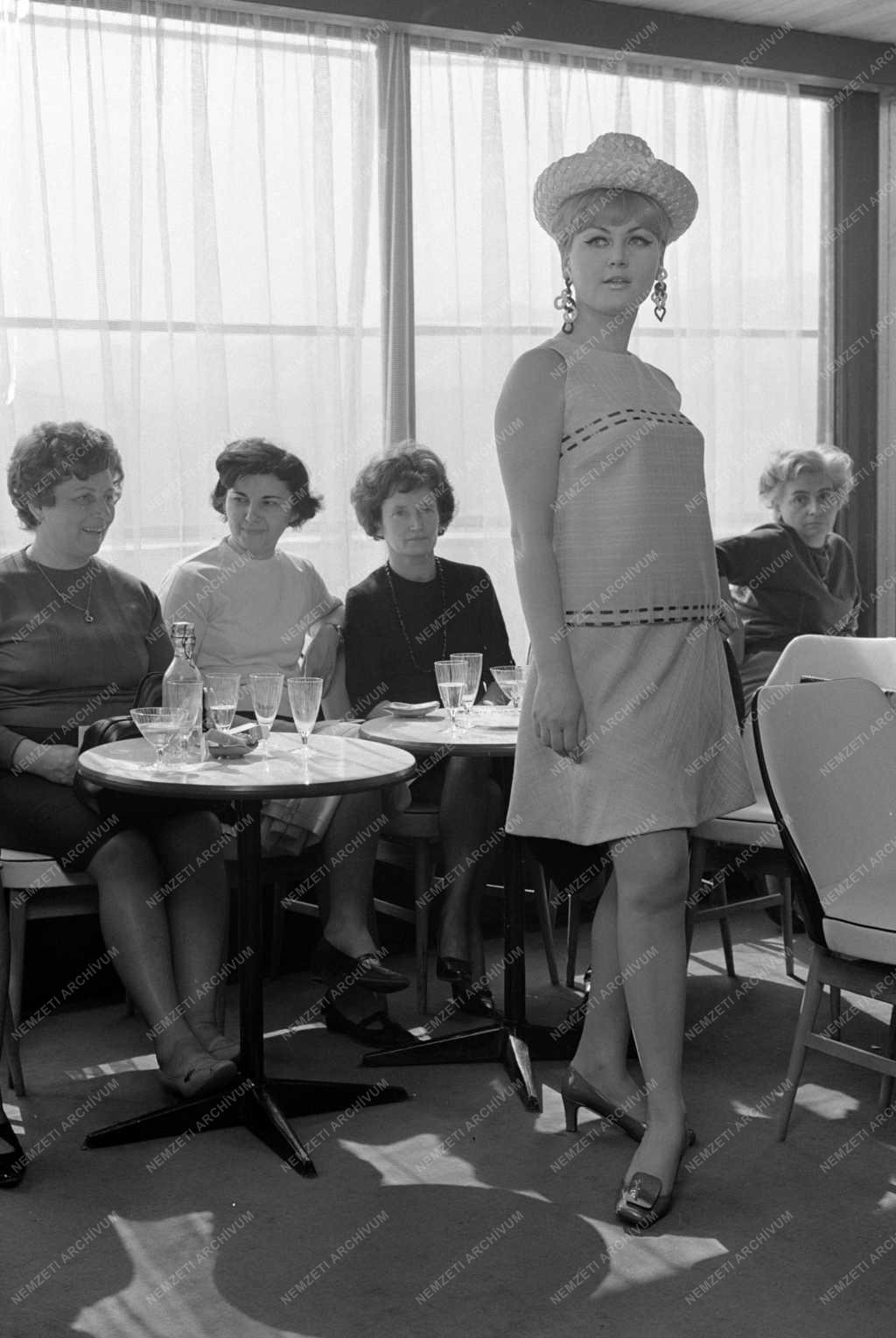 Divat - Kultúra - Nyári modellek divatbemutatója