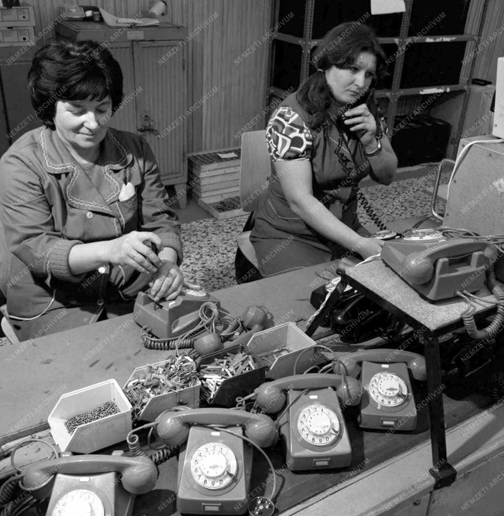 Új tipusú telefonkészülékek Abonyból