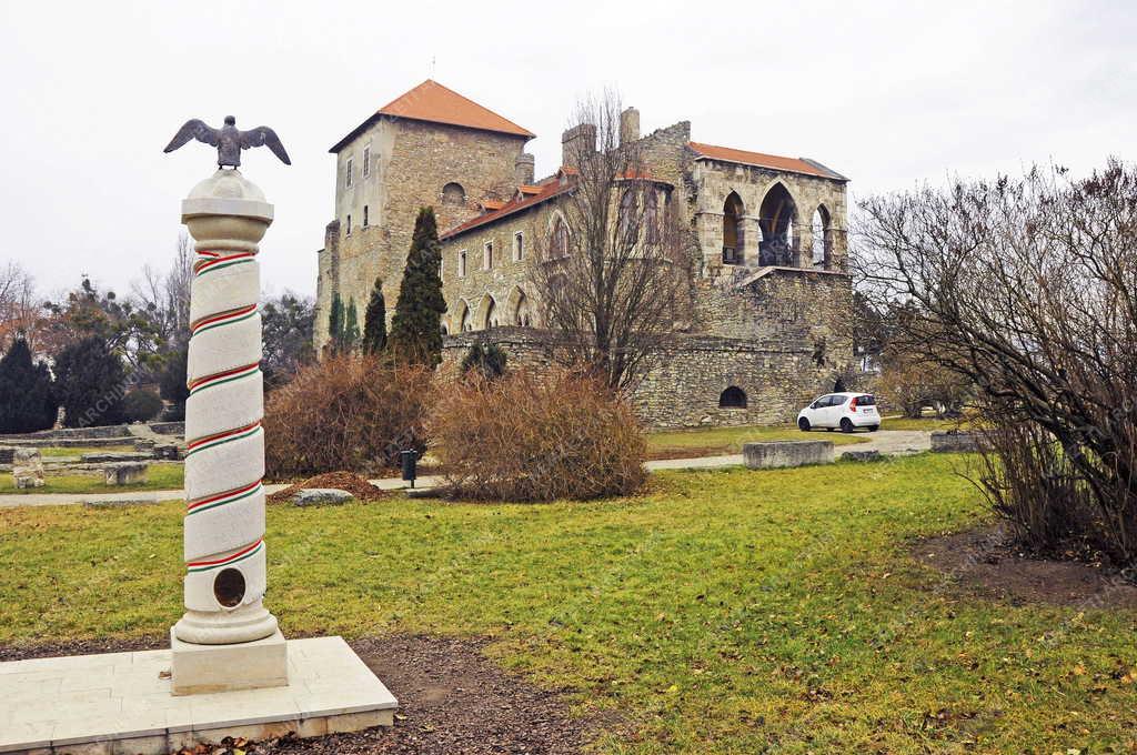 Tata - Emlékmű