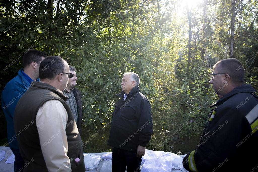 Árvíz - A Duna főváros alatti szakaszán folytatta az árvízvédelmi munka ellenőrzését Orbán Viktor