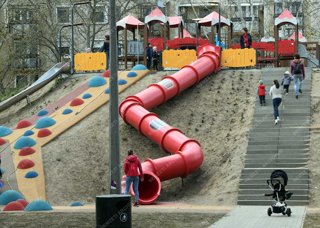 Szabadidő - Játszótér a debreceni Újkerti lakótelepen