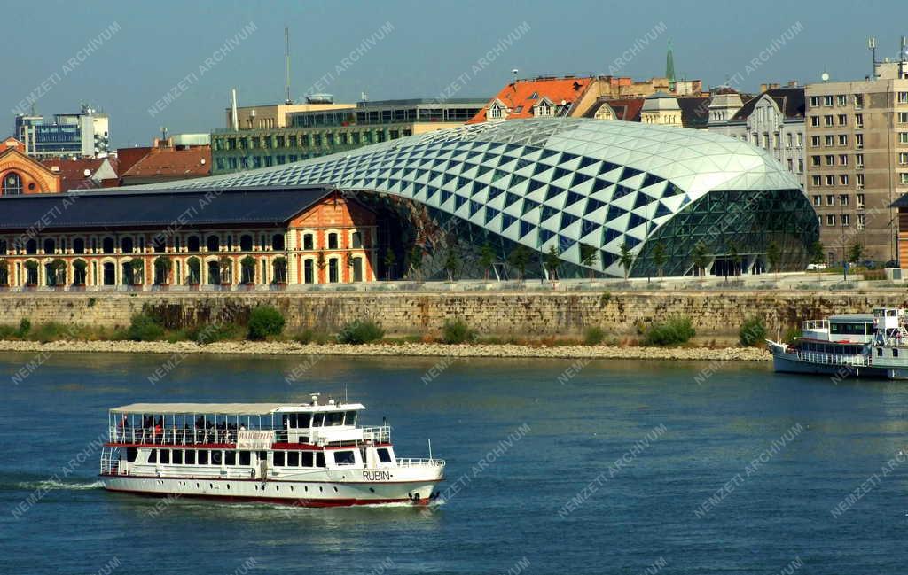 Budapest - Városkép - Sétahajó úszik  a CET épülete melle