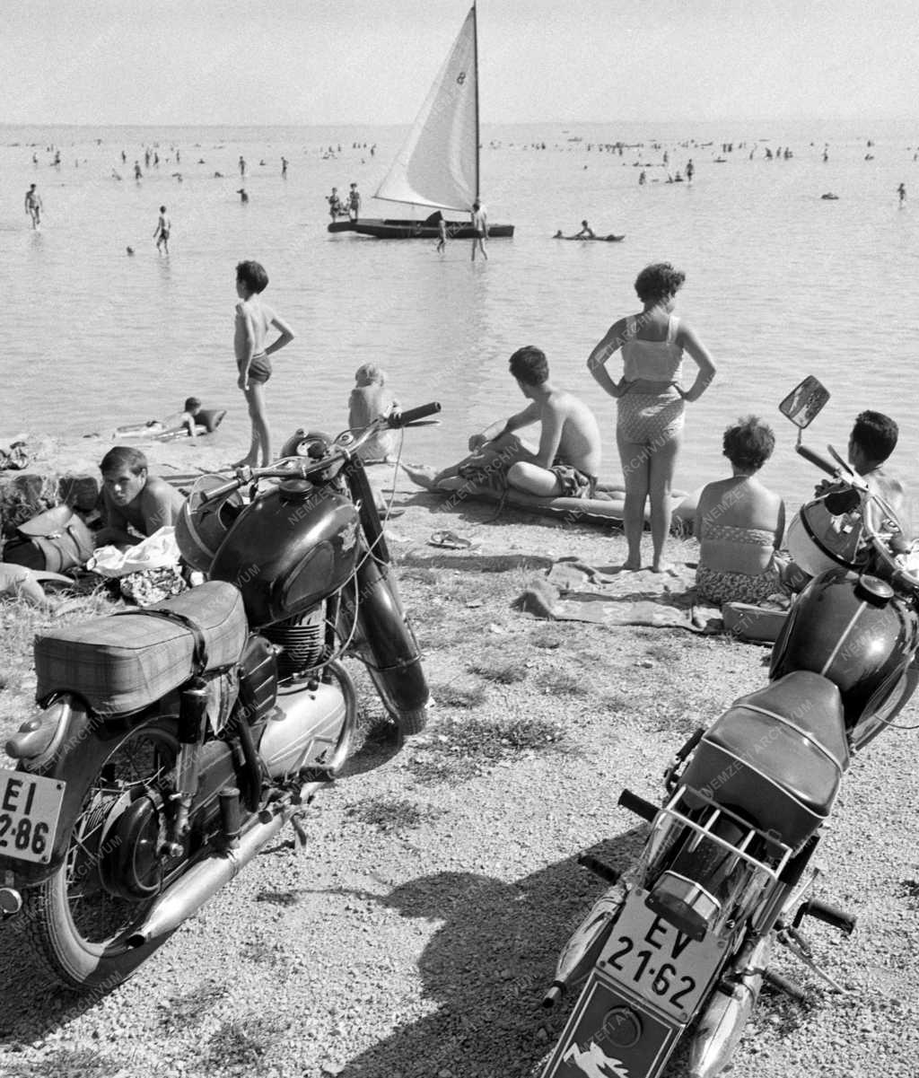 Vakáció - Csúcsforgalom a Balatonon