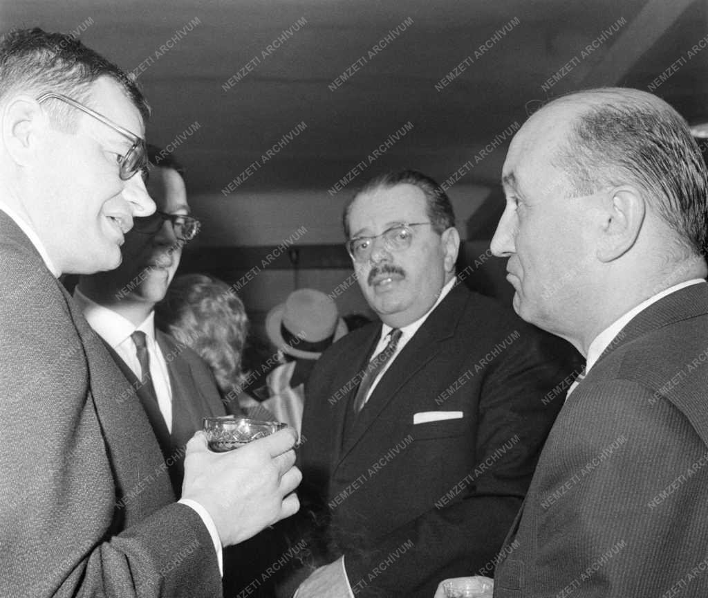 117-170: Hazánk felszabadulásának 20. évfordulója alkalmából adományozott 1965. évi művészeti díjakat átadták a Művelődésügyi Minisztériumban