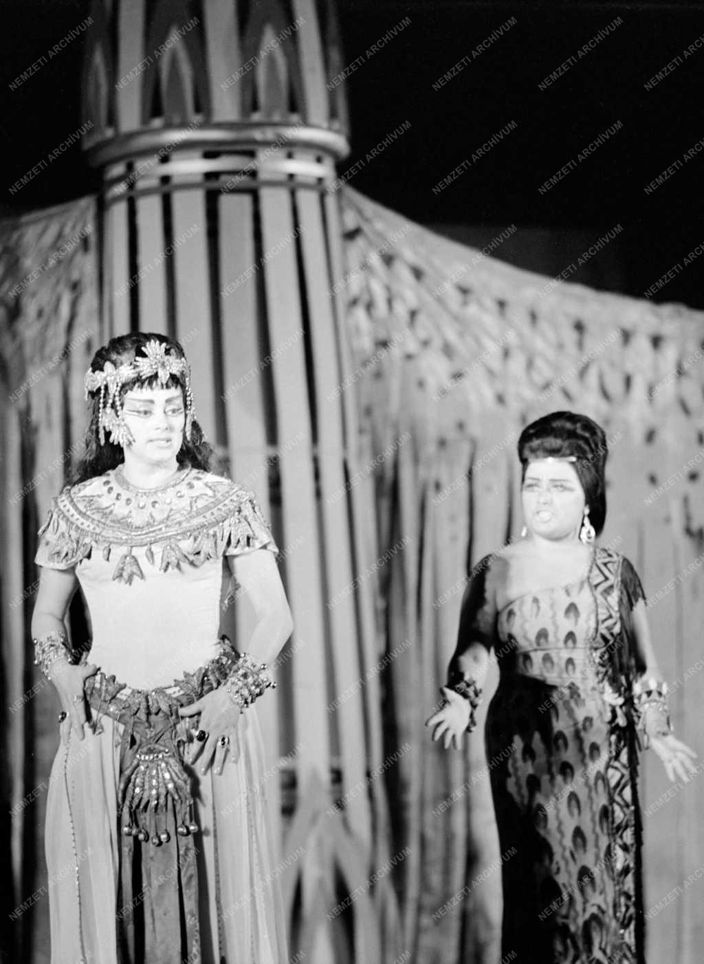 A Szegedi Szabadtéri Színpadon bemutatták Verdi: „Aida” c. operáját. Rendező: Mikó András