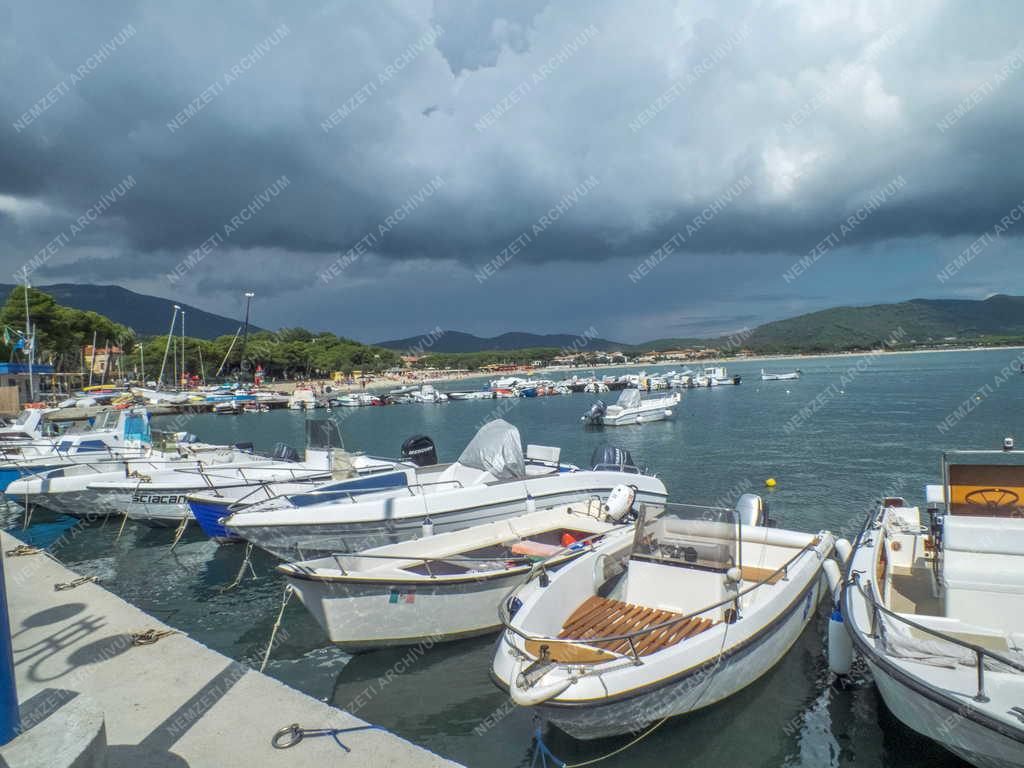 Városkép - Elba - Porto Azzurro kikötője