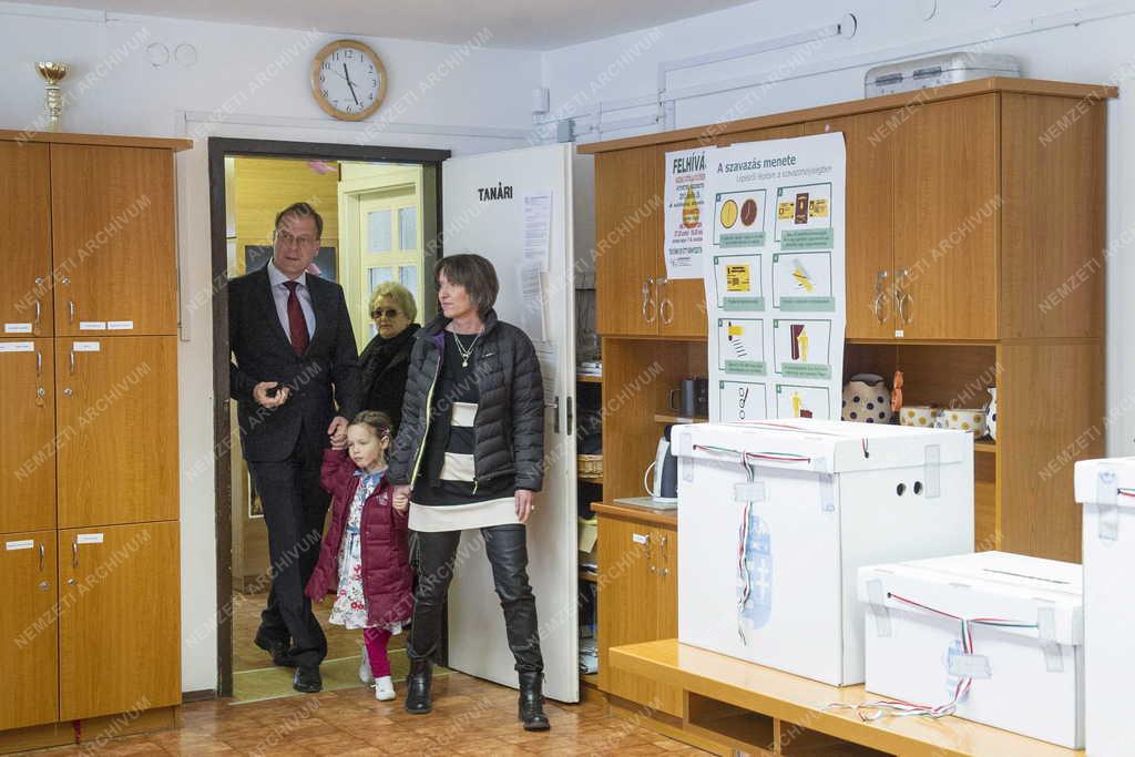 OGY2014 - Fidesz - Navracsics Tibor szavaz