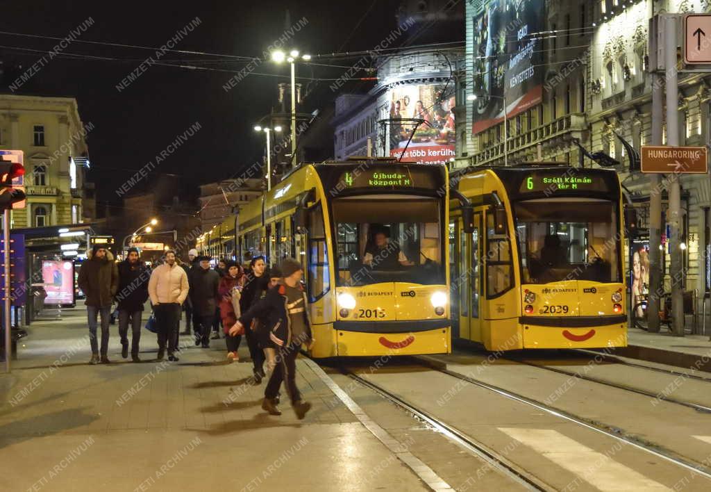 Közlekedés - Budapest - Villamosok esti felvételen
