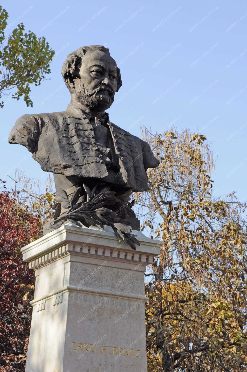 Gyula - Erkel Ferenc mellszobor 