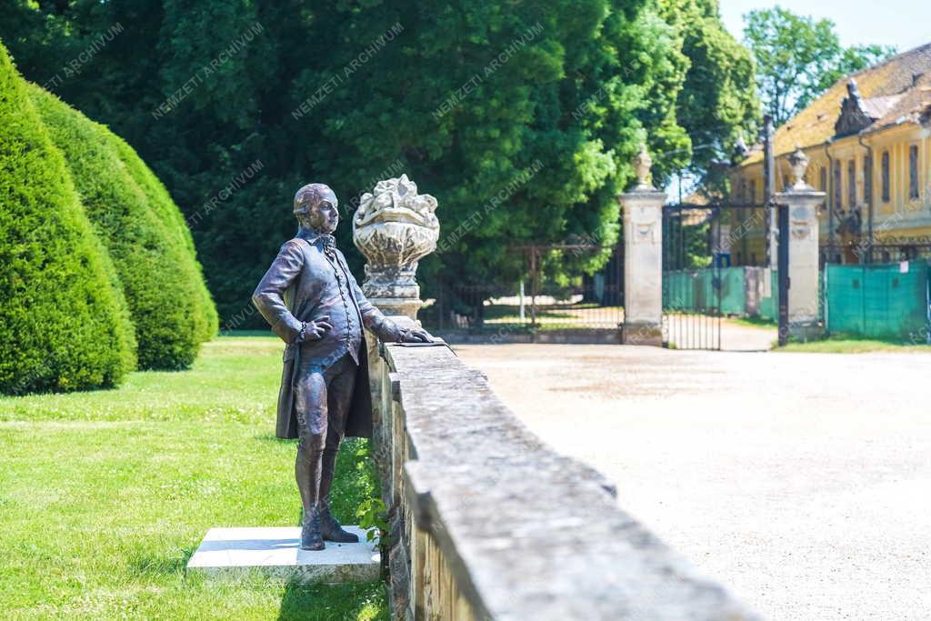 Műalkotás - Fertőd - Esterházy (Fényes) Miklós szobra