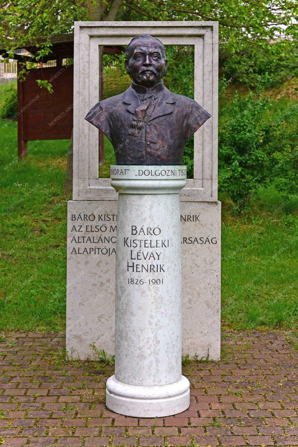 Kultúra - Győrújbarát - Lévay Henrik szobor