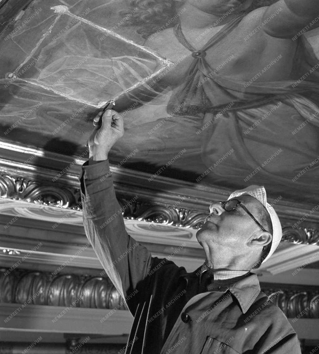 Rekonstrukció - A Nemzeti Színház festményeinek restaurálása