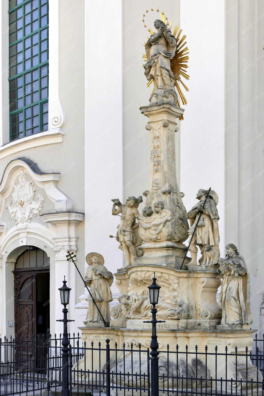 Egyház - Esztergom - Pestis-Madonna-szoborcsoport