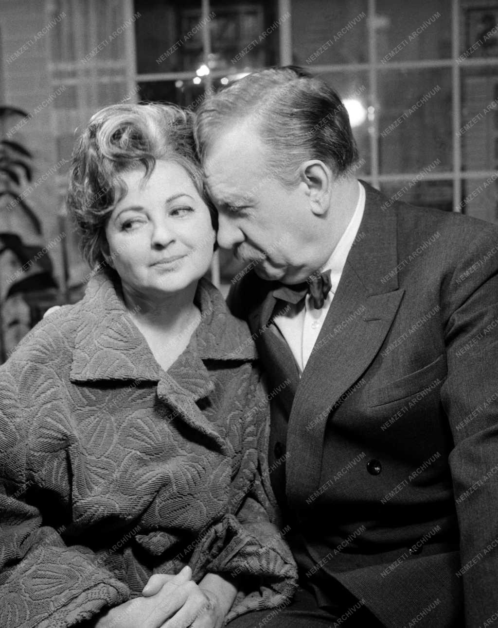 A Madách Kamara Színház december 30-án mutatja be Simon Neil: „Mezítláb a parkban” c. darabját. Rendező: Ádám Ottó