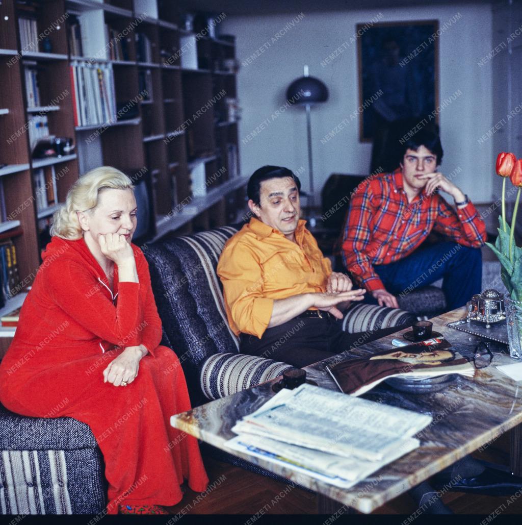 Kultúra -  Avar István színművész otthonában, felesége Gyapay Ivette és fia Ifj. Avar István társaságában