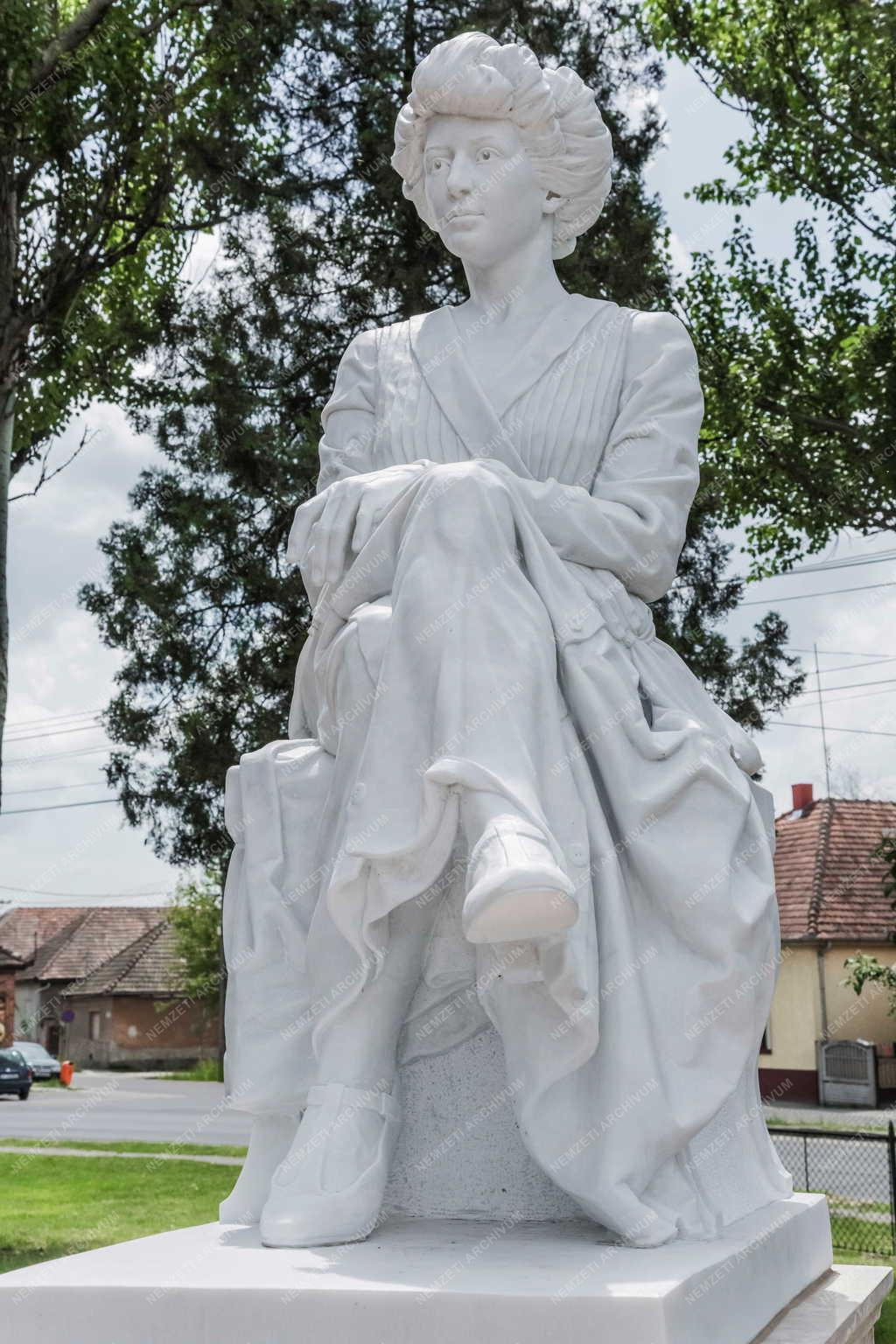 Műalkotás - Fót - Gróf Apponyi Franciska szobra