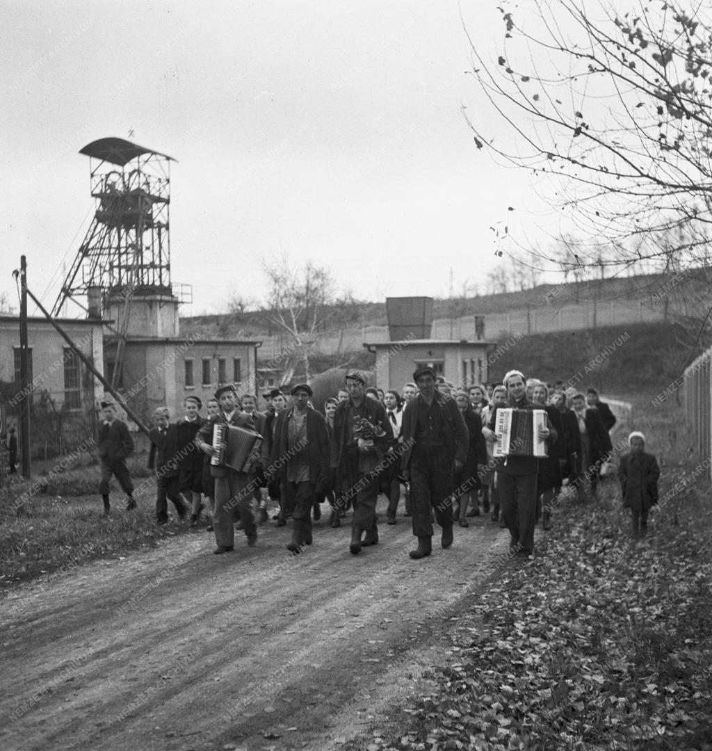 Munka - Zenés műszakváltás Tatabányán