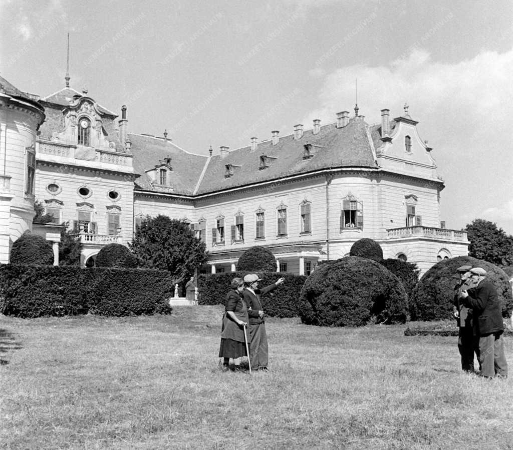 Idősek - Szociális otthon Nagymágocson