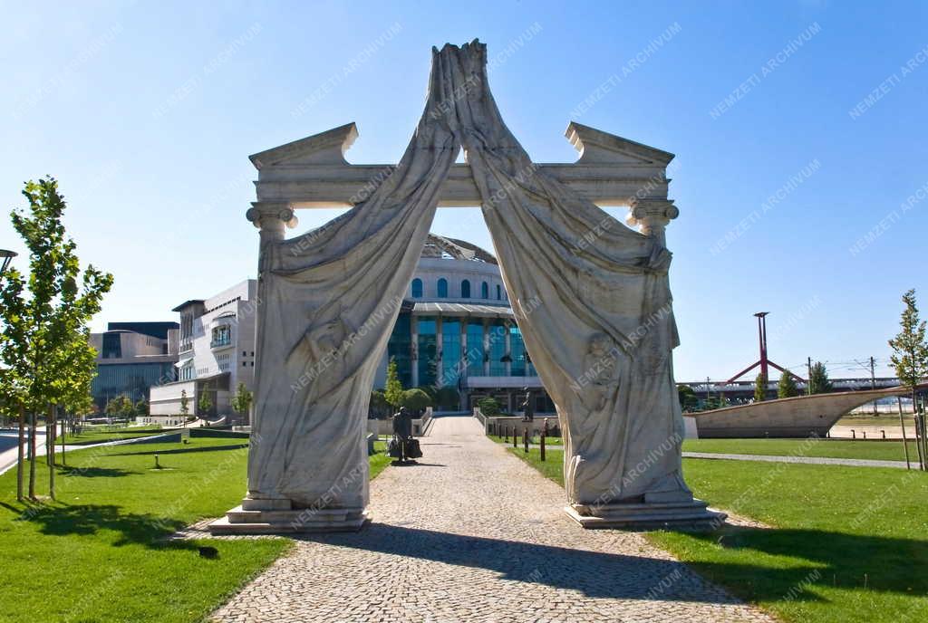 Műalkotás - A Nemzeti Színház parkjának kapuszobra