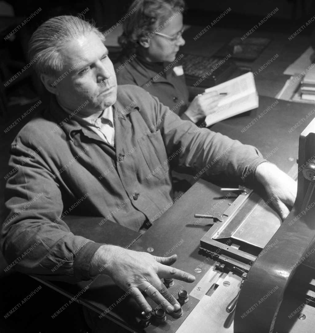 Életmód - Vakok dolgoznak a Braille-nyomdában