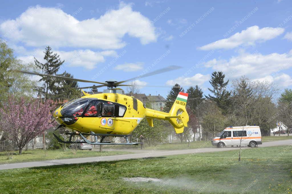 Mentőszolgálat - Vác - Betegszállítás helikopterrel