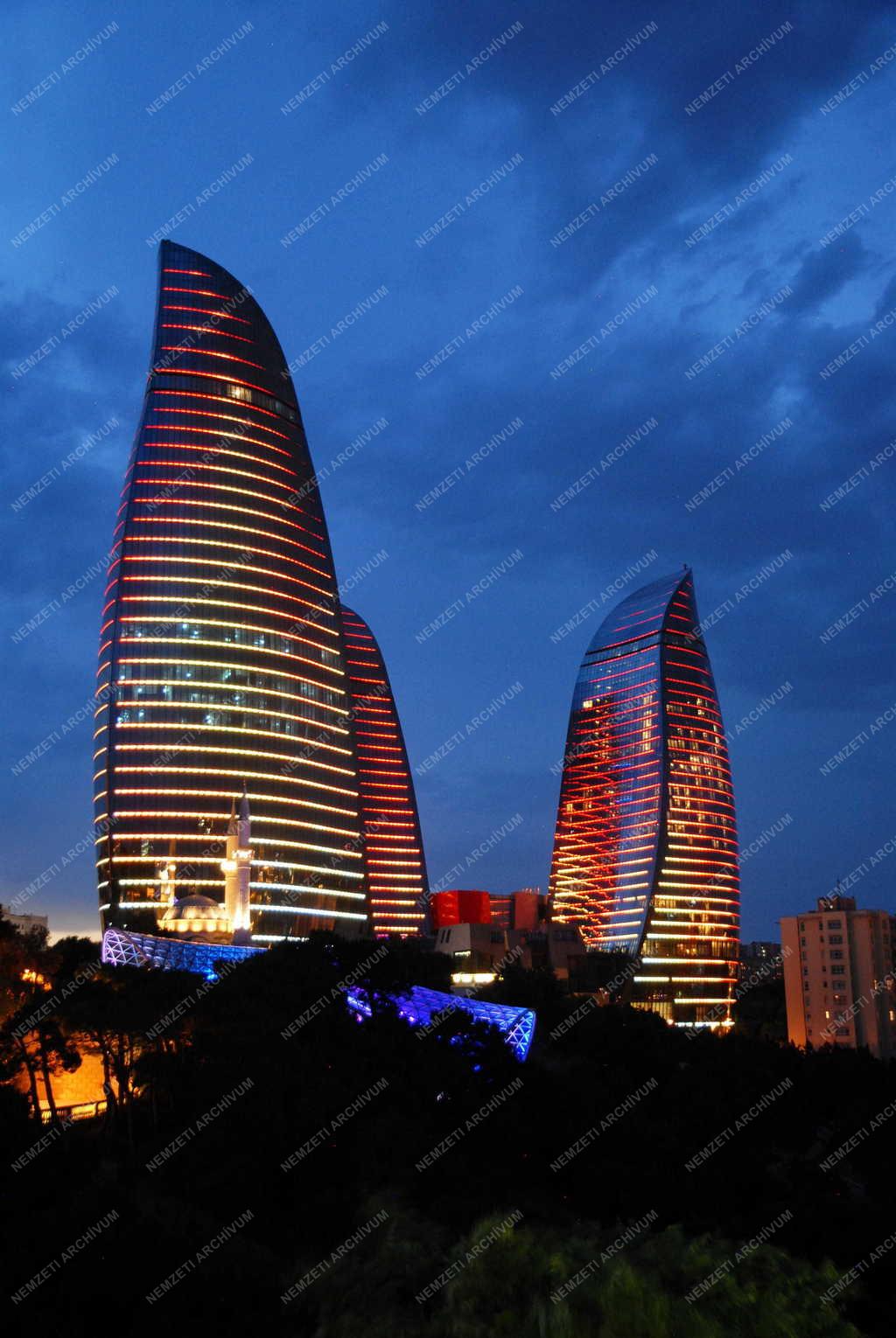 Azerbajdzsán - Baku - Lángnyelveket formáló felhőkarcolók