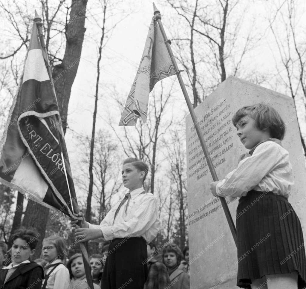Munkásmozgalom - Emlékműavatás a Hűvösvölgyben