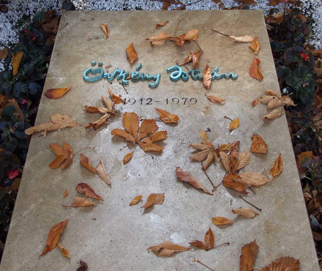 Kegyelet - Örkény István sírja a Farkasréti temetőben