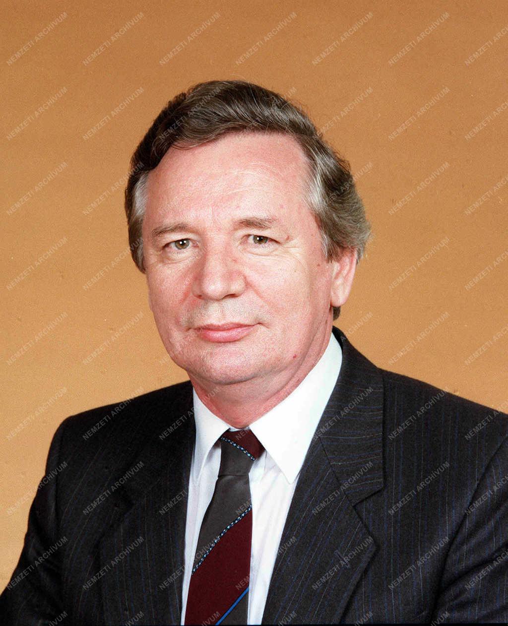 Szűrös Mátyás