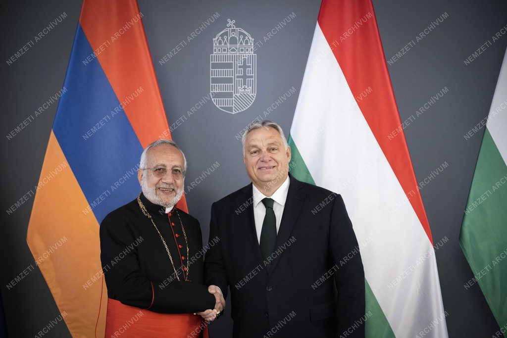 Az örmény katolikus egyház vezetője kitüntette Orbán Viktort