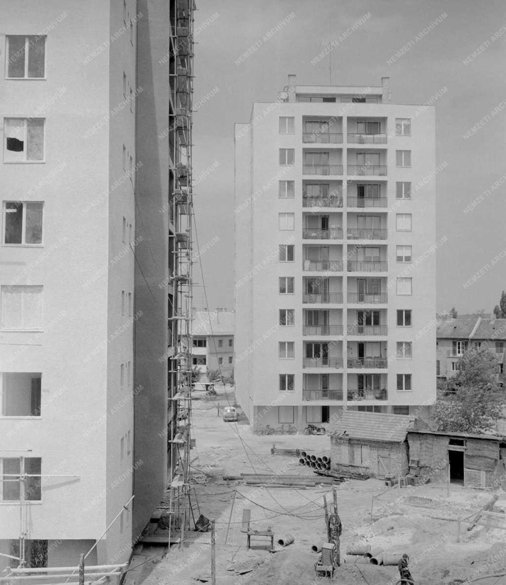 Építőipar - Toronyházak épülnek Székesfehérváron