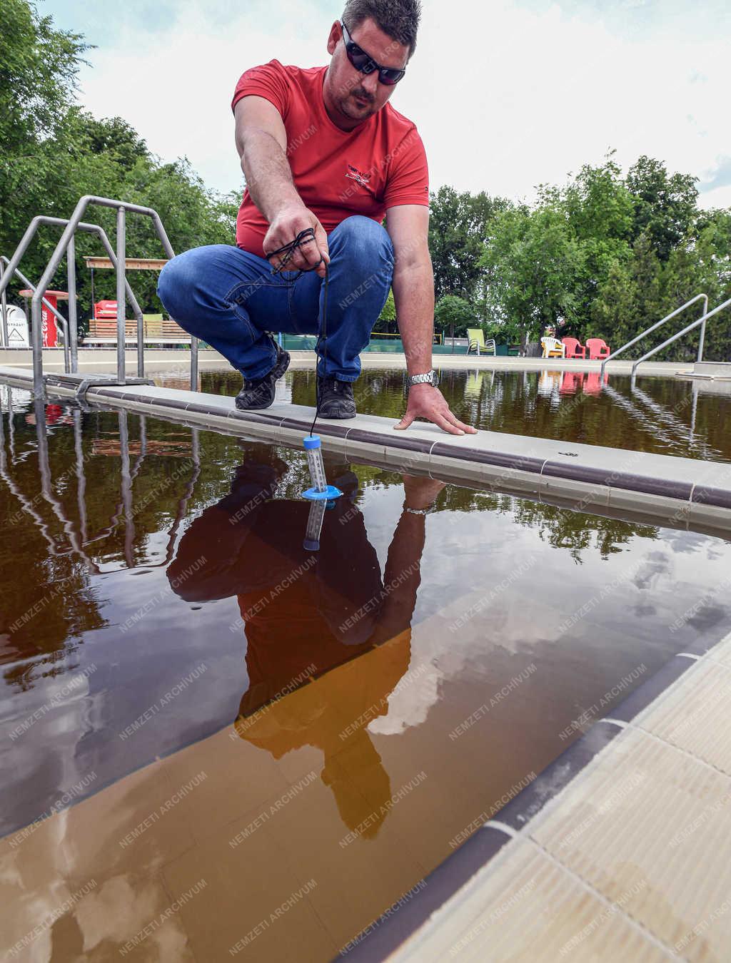Szabadidő - Debrecen - Strand nyitás előtt