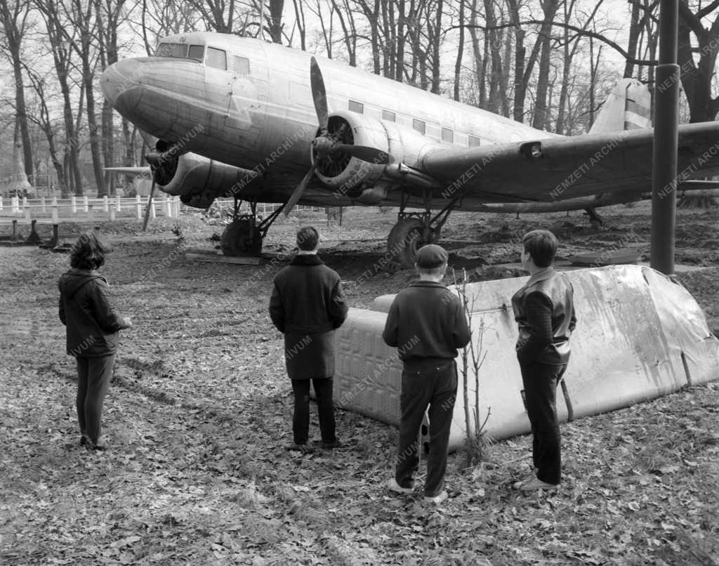 Vendéglátás - Eszpresszó lesz a MALÉV Li-2-es utasszállítójából