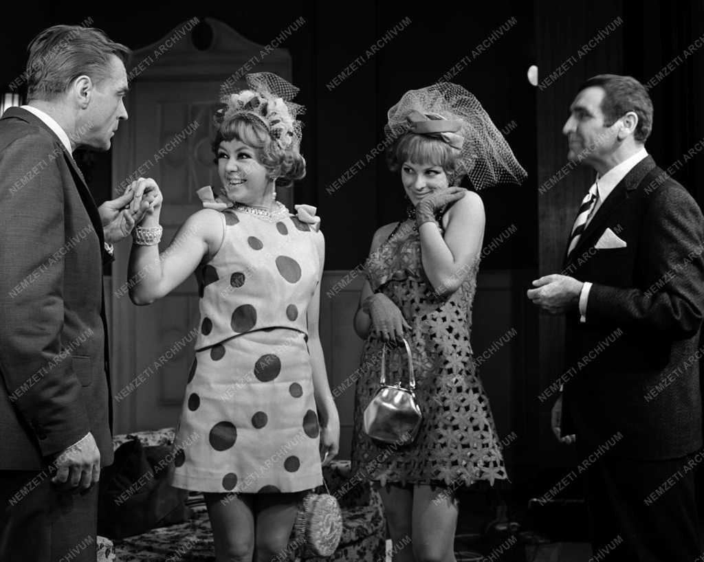 A Pesti Színház január 6-án mutatja be Neil Simon: „Furcsa pár” c. vígjátékát. Rendező: Várkonyi Zoltán.