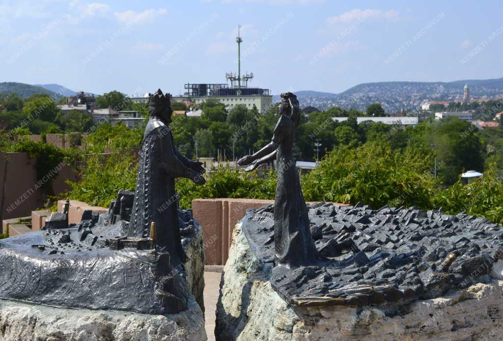 Műalkotás - Szobor - Pest-Buda egyesítése című szobor