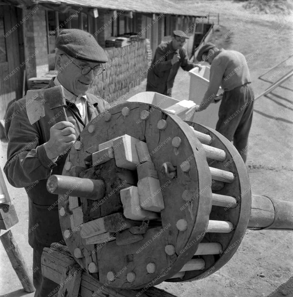 Műemlék - Helyreállítják a kiskunhalasi Sáfrik szélmalmot