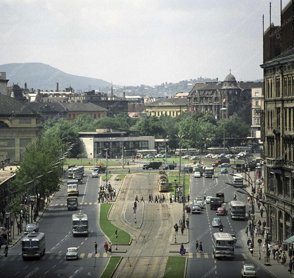 Közlekedés - Forgalom a Tanács körúton