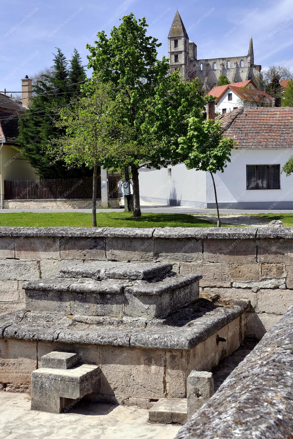 Városkép - Zsámbék - Török-kút