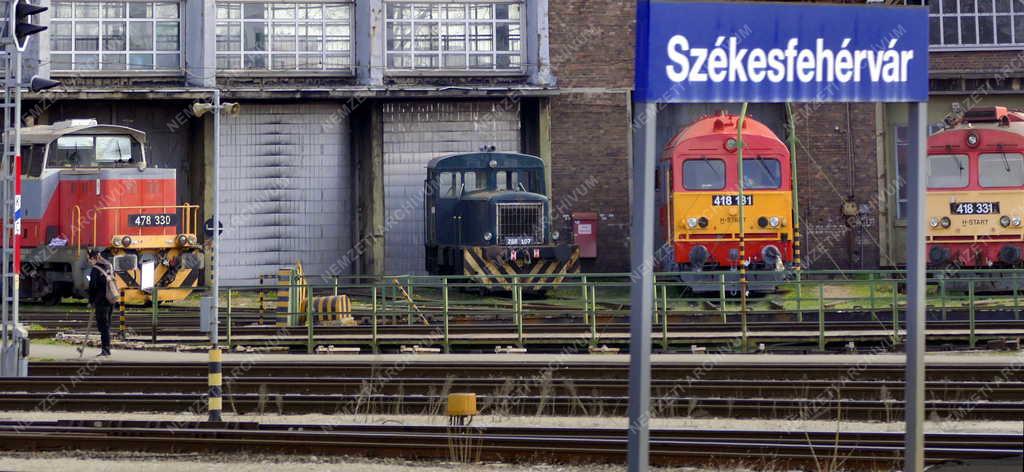 Közlekedés - Székesfehérvár - Régi mozdonyok az állomáson