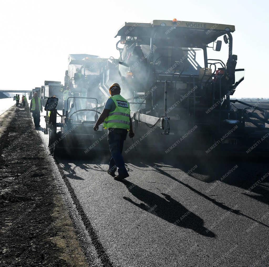 Útépítés - Berettyóújfalu - Az M4-es autópálya építése a román határig
