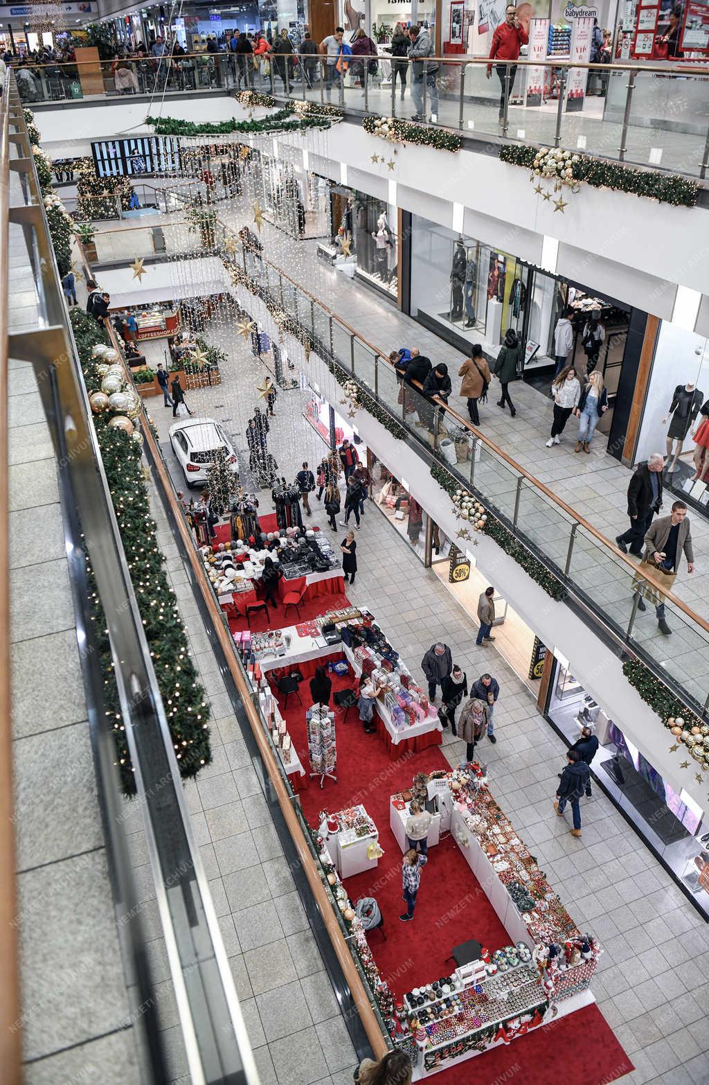 Kereskedelem - Debrecen - Karácsonyi vásár a  Fórum bevásárlóközpontban 