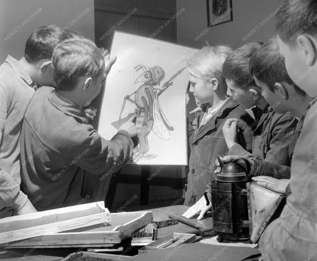 Szabadidő - Méhész szakkör dunaszentpáli általános iskolában