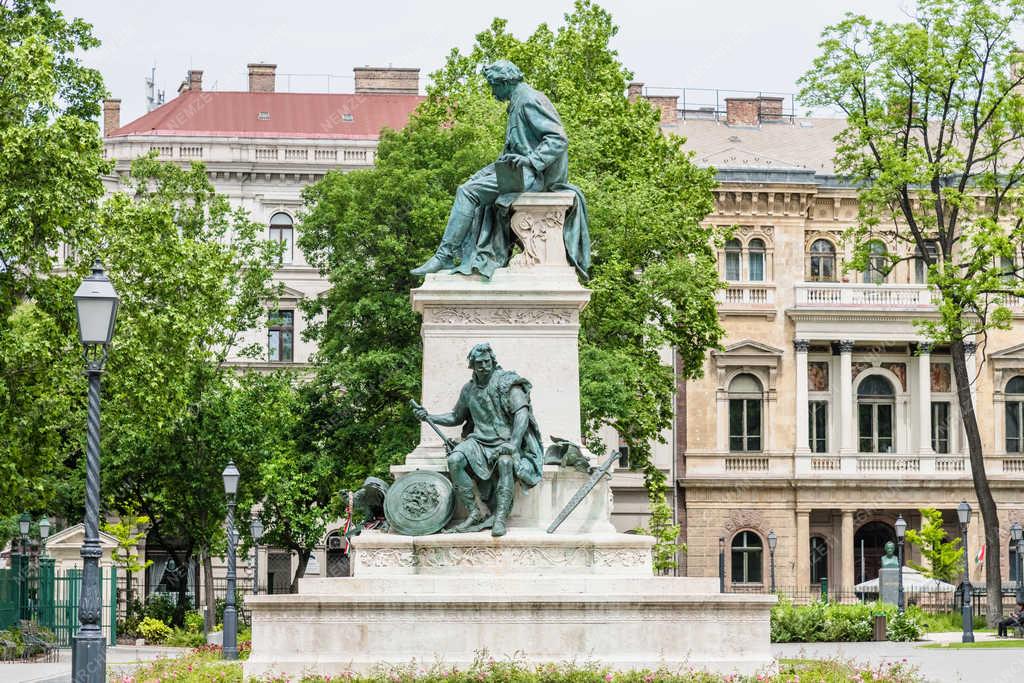  Arany János költő szobra