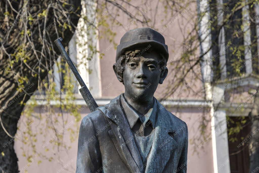Városkép - Budapest - Csepel - Pesti srác című szobor