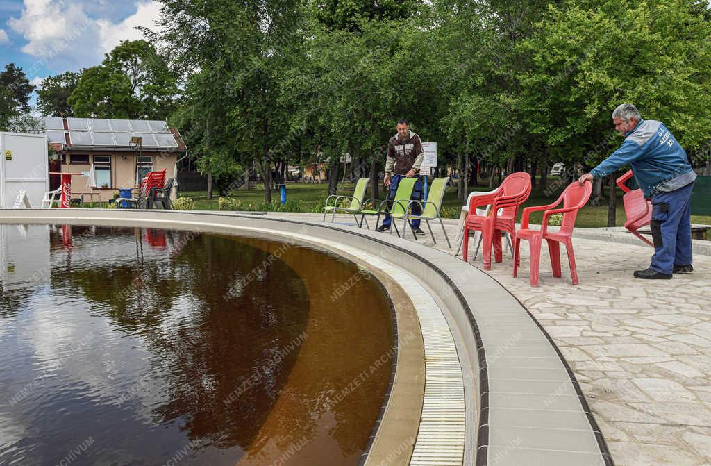 Szabadidő - Debrecen - Strand nyitás előtt