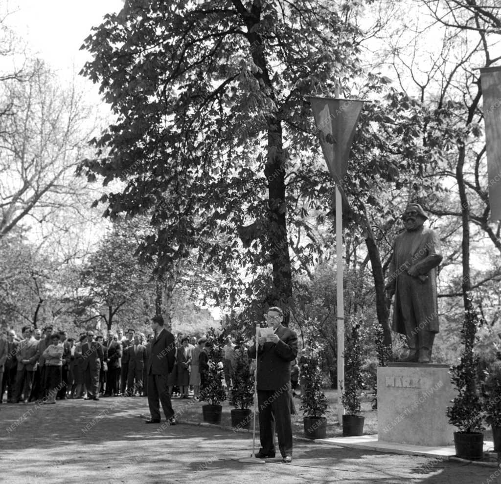 Kultúra - Marx szobor avatása a Politikai Főiskolán