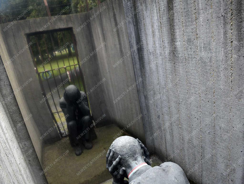 Köztéri szobor - Budapest - Üldözöttek emlékére